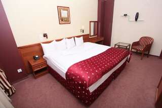 Гостиница Премьер Отель Краснодар Улучшенный двухместный номер с 1 кроватью или 2 отдельными кроватями-1